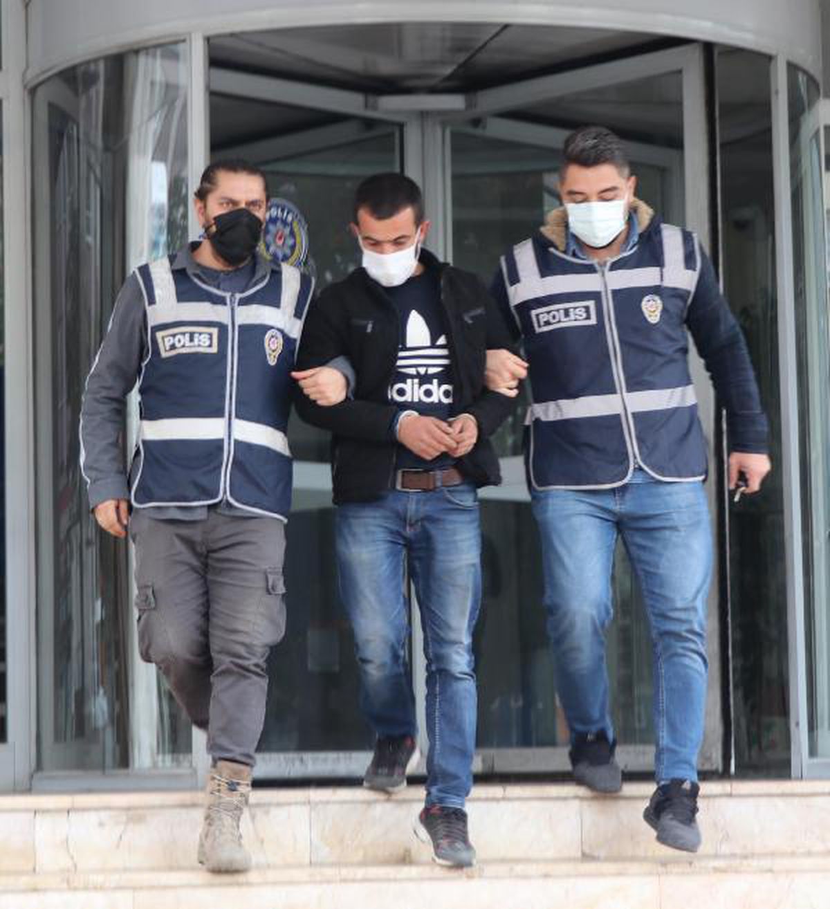 Firari hırsızlık şüphelisi yakalanıp, cezaevine teslim edildi