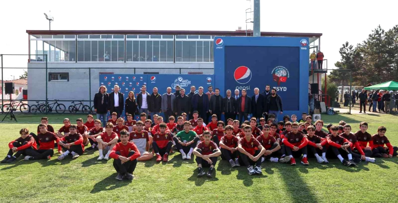 Futbolun efsaneleri Pepsi \'Yıldız Futbolcu Seminerleri\' kapsamında Eskişehir\'deydi