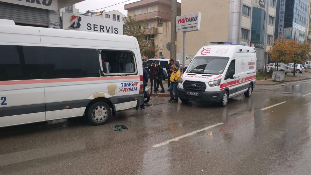Gebze\'de servis minibüsüyle çarpışan motosikletin sürücüsü yaralandı