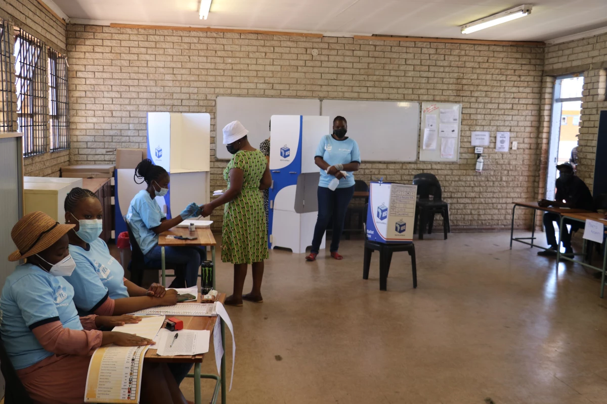 Güney Afrika\'da yerel seçimlerde oy verme işlemi devam ediyor