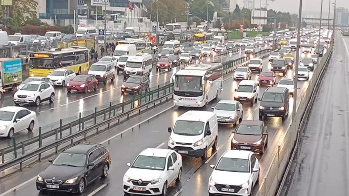 Haftanın ilk gününde İstanbul\'da trafik durma noktasına geldi