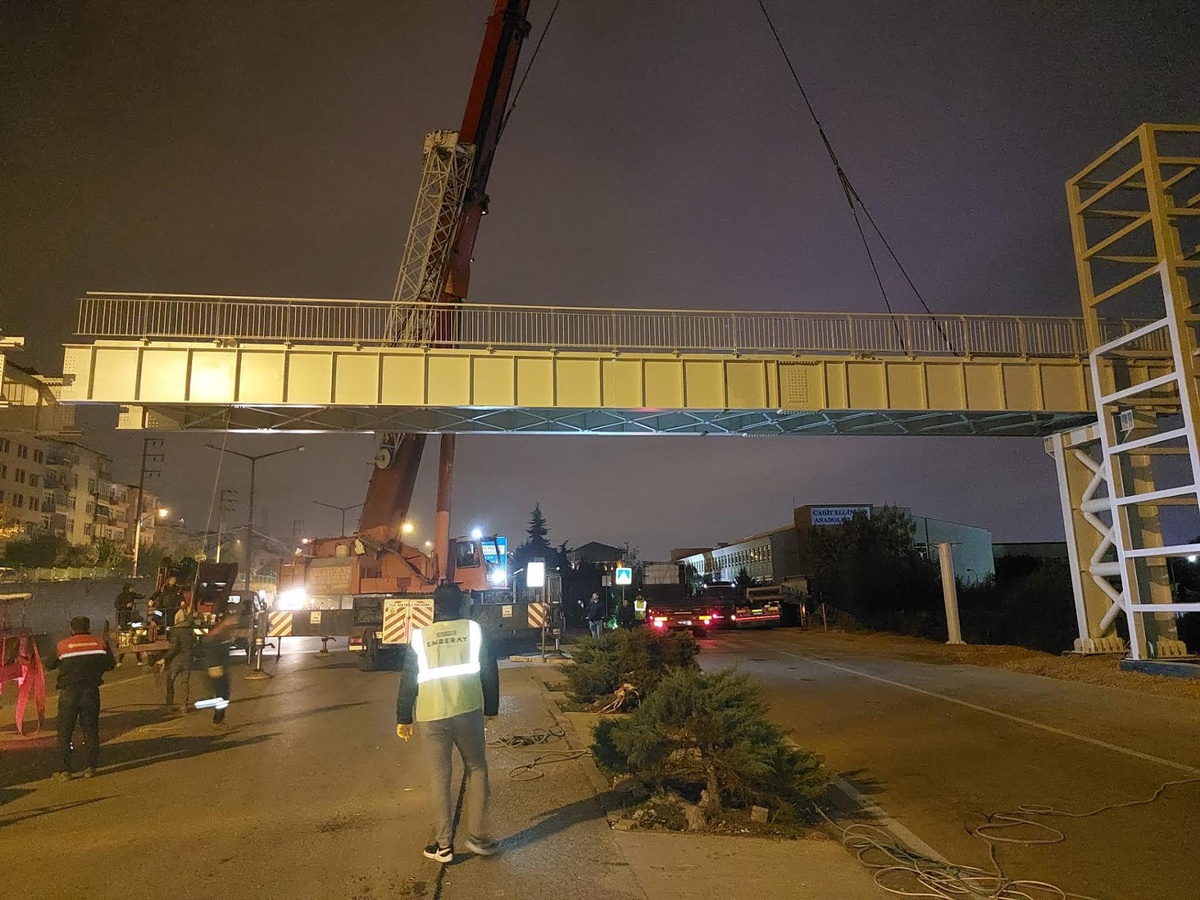 Kuruçeşme\'deki yeni üst geçidin montajı gece mesaisiyle 10 saatte yapıldı