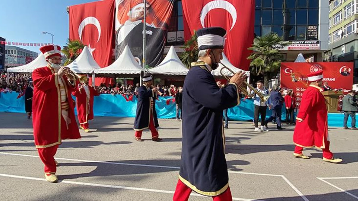 Vali, mehterli 29 Ekim kutlaması eleştirilerine cevap verdi: Biz sadece Çav Bella ile Cumhuriyet kutlamıyoruz