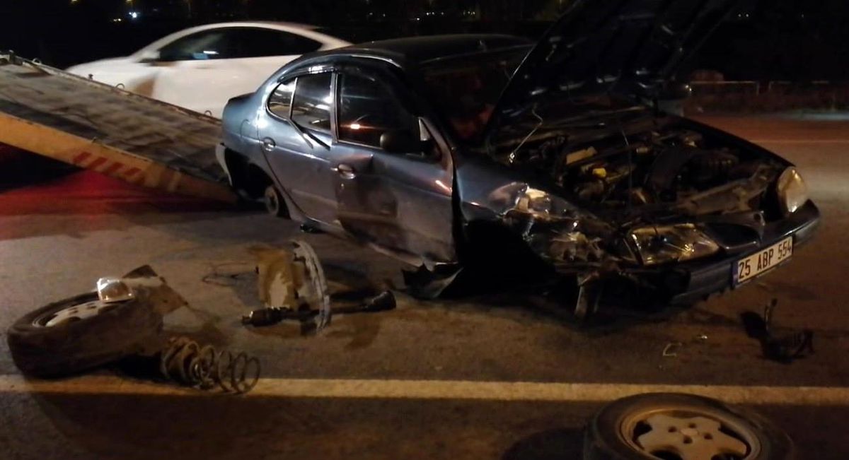 Hatalı sollama kazayı getirdi, bir araç boş araziye uçtu: 2 yaralı