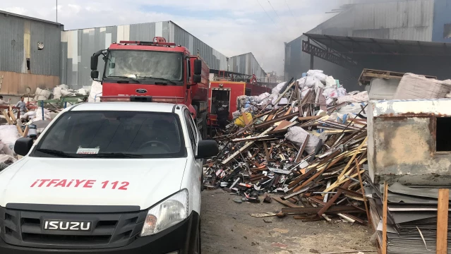 Hatay'da plastik dönüşüm ve kapı üretim fabrikasında çıkan yangın söndürüldü