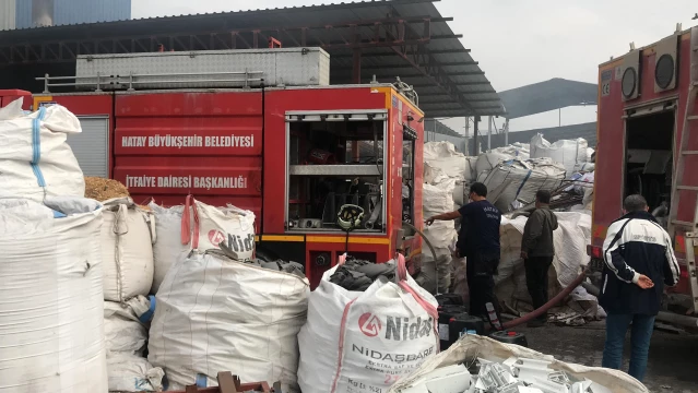 Hatay'da plastik dönüşüm ve kapı üretim fabrikasında çıkan yangın söndürüldü