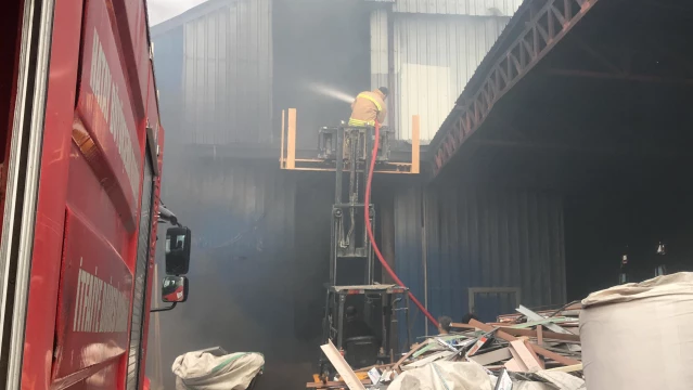 Hatay'da plastik dönüşüm ve kapı üretim fabrikasında çıkan yangın söndürüldü