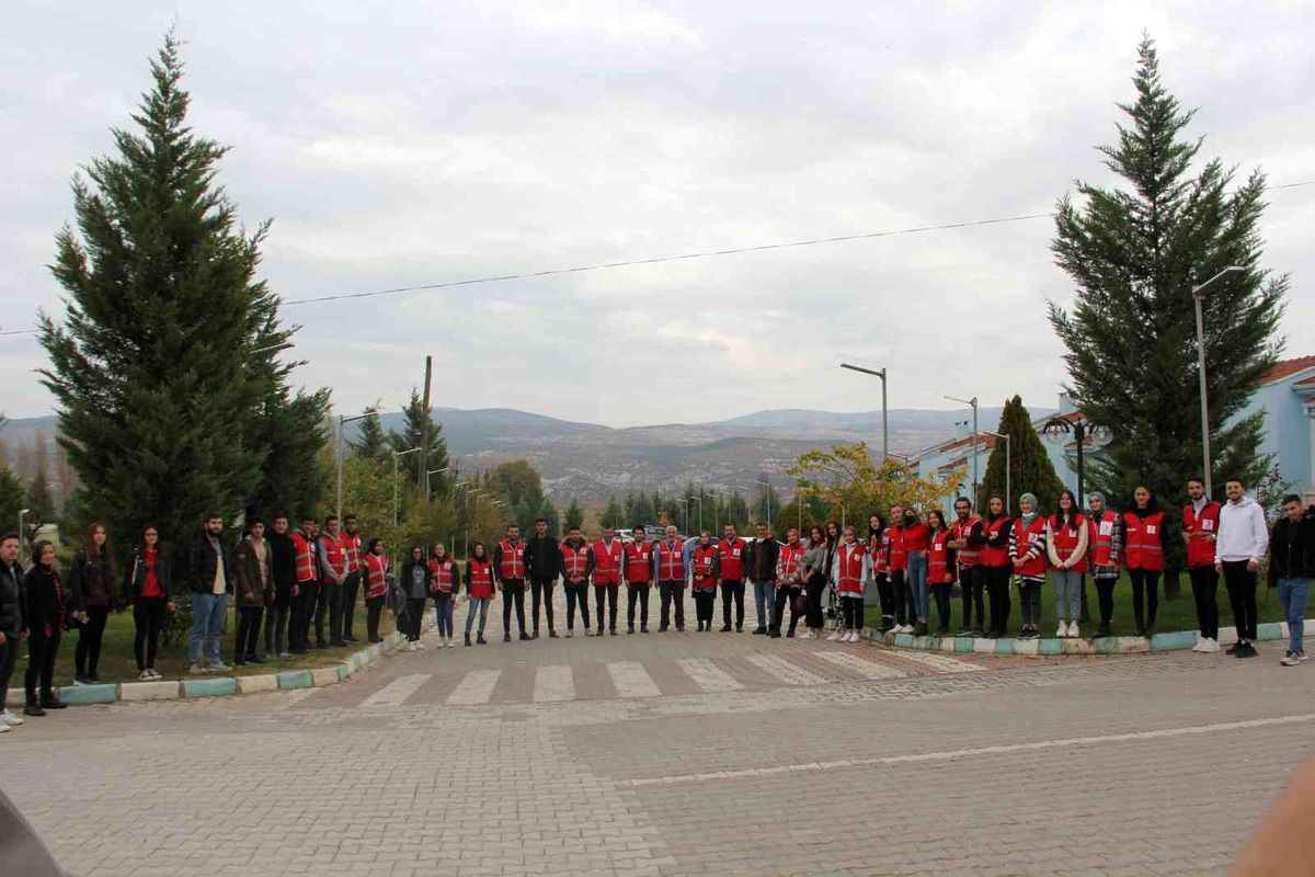 Hisarcık\'ta 80 üniversite öğrencisi Kızılay gönüllüsü oldu