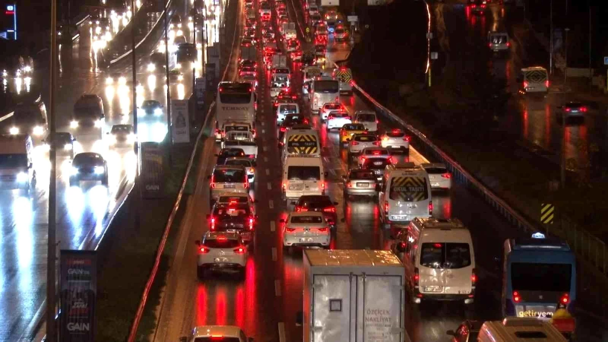 İstanbul\'da haftanın ilk iş gününde yağmurla birlikte trafik yüzde 55\'i vurdu