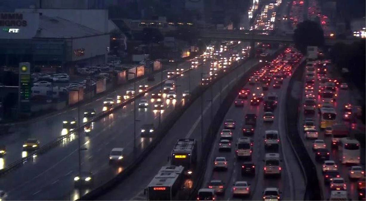 İstanbul\'da yağmur yağdı, trafik yoğunluğu yüzde 63 oldu