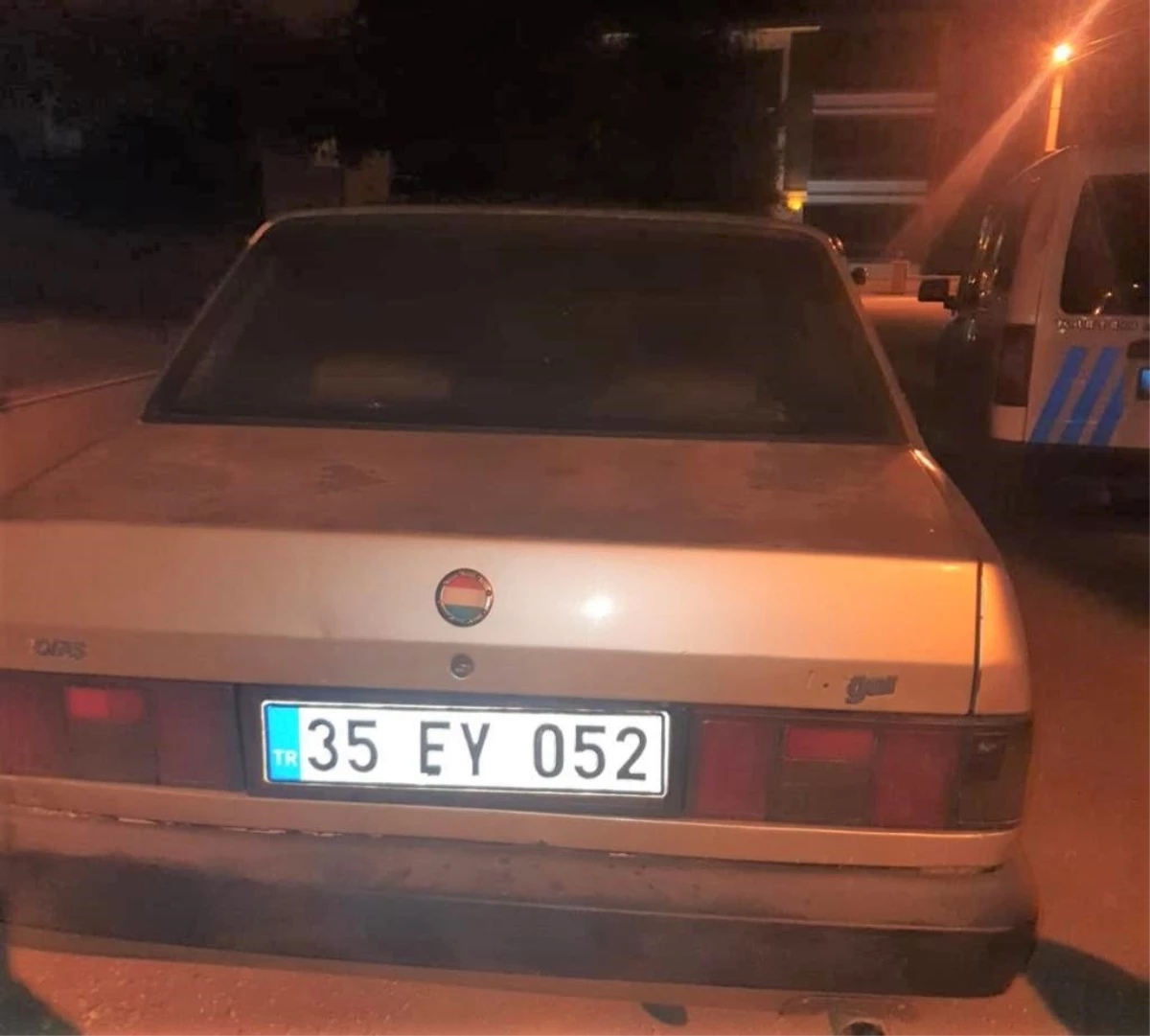 İzmir\'de 2 otomobil ile minibüs çalan şüpheli tutuklandı