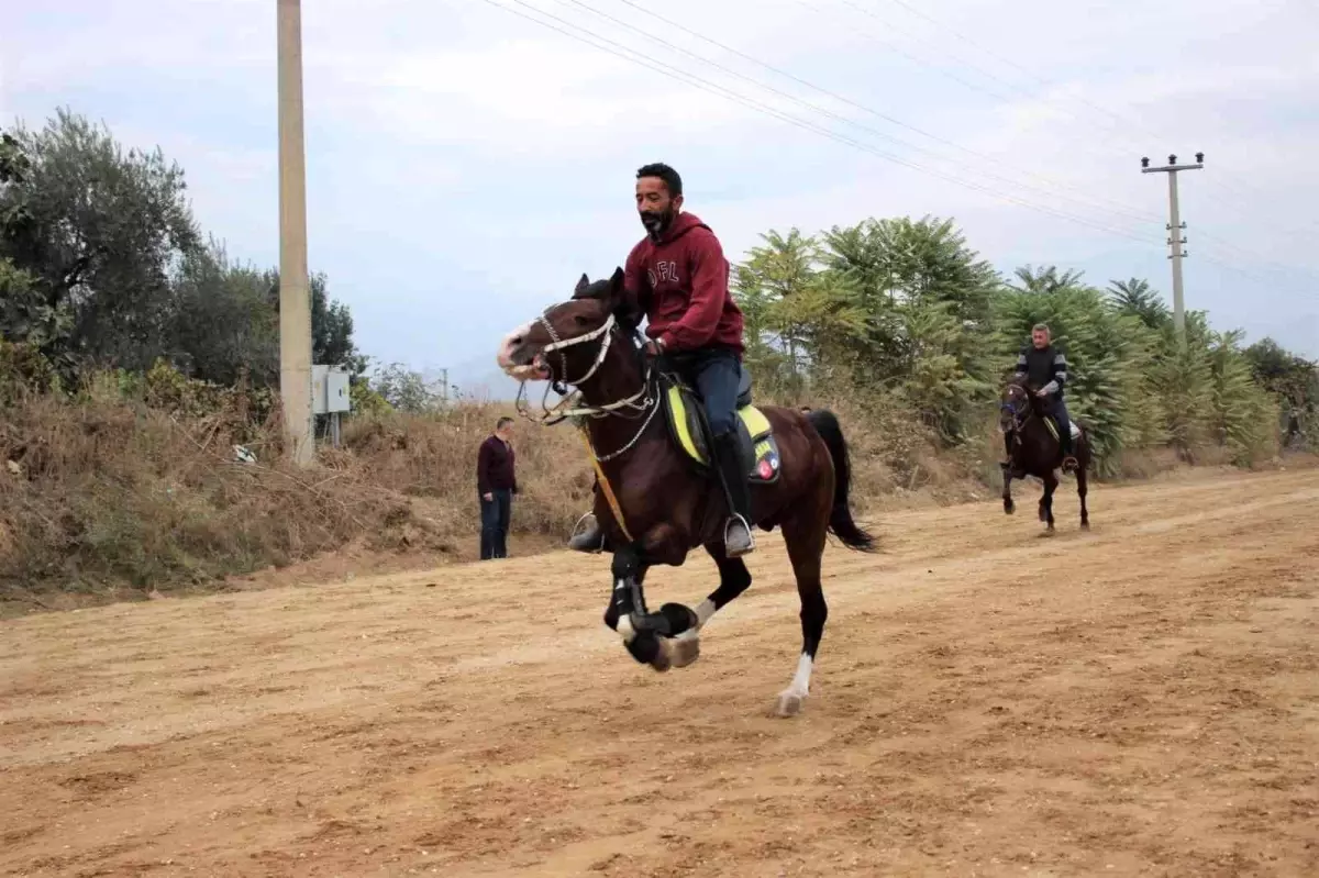 İzmir\'de geleneksel rahvan at yarışları yapıldı