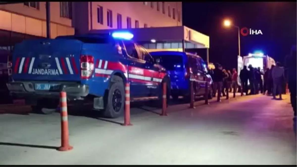 İzmir\'de minibüs traktör römorkuna çarptı: 3 yaralı