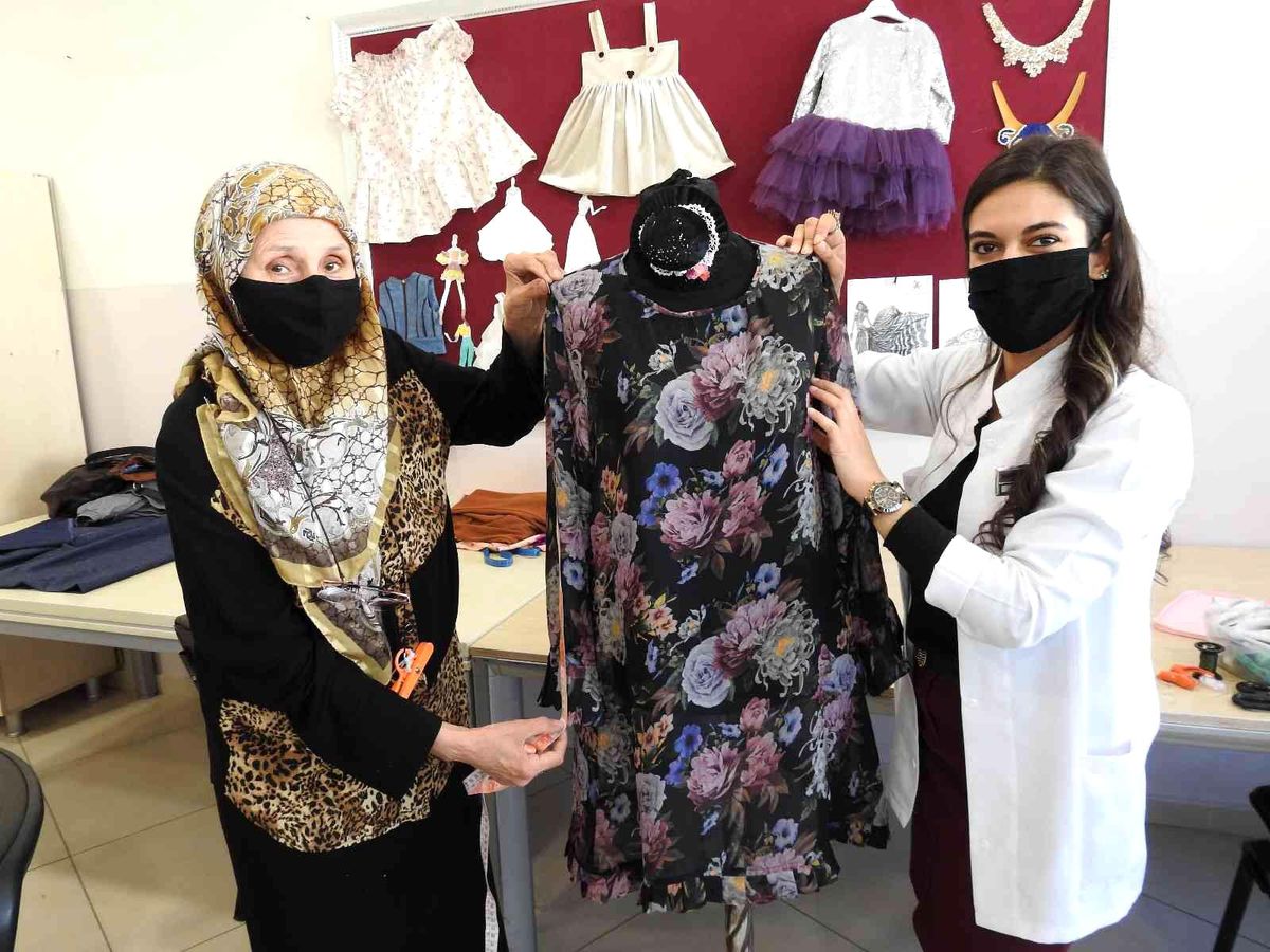Kadınlar elbiselerini hem ucuza mal ediyor hem de gelir sağlıyor