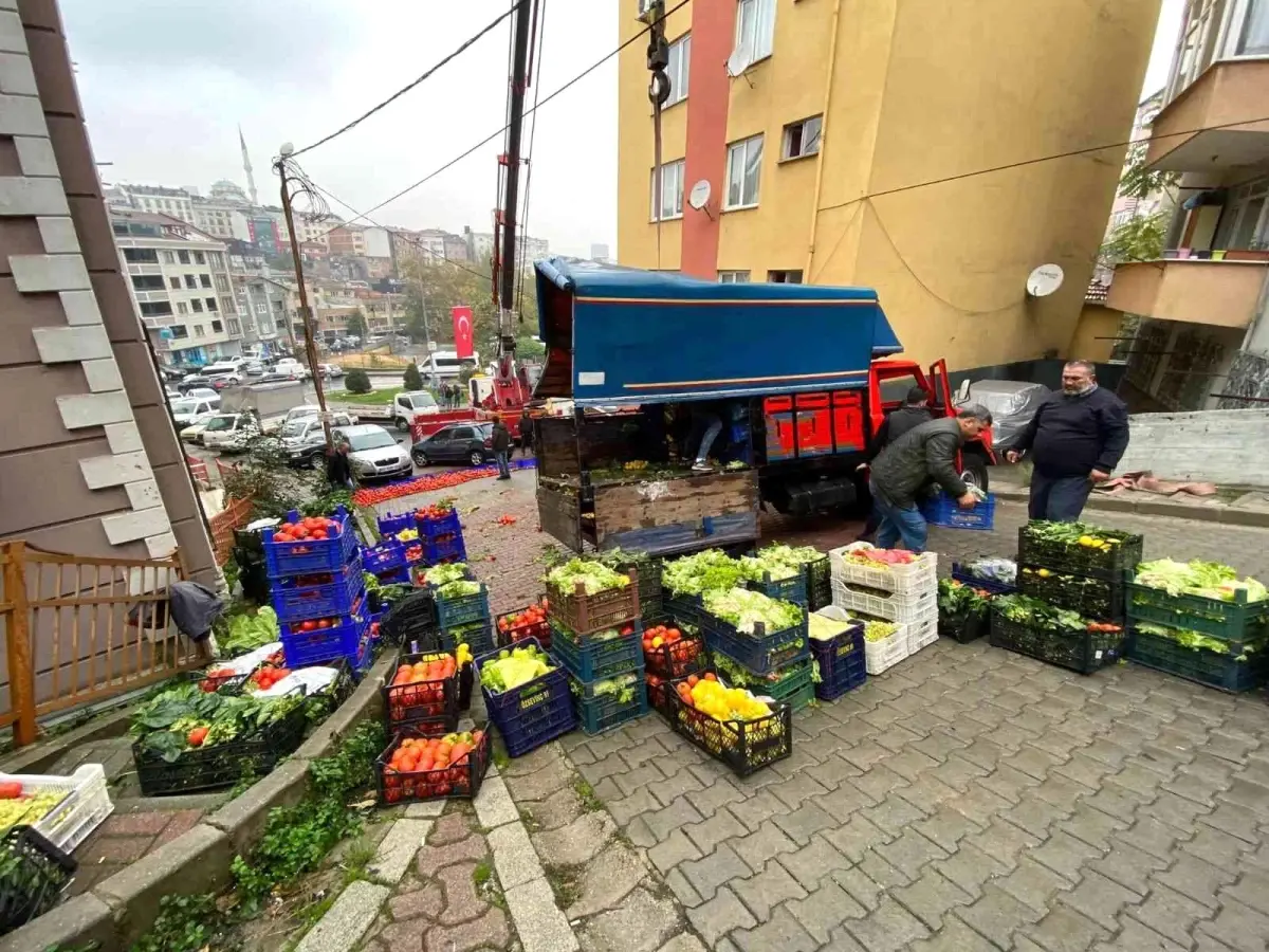 Kağıthane\'de kamyonet aracın üzerine devrildi: Sürücü ve arkadaşı domatesleri ayıkladı