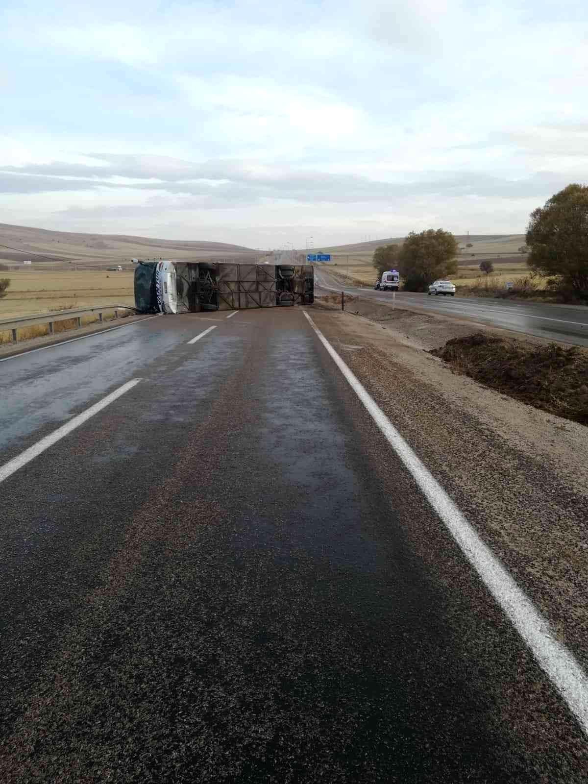 Kayseri\'de yolcu otobüsü devrildi: 11 yaralı