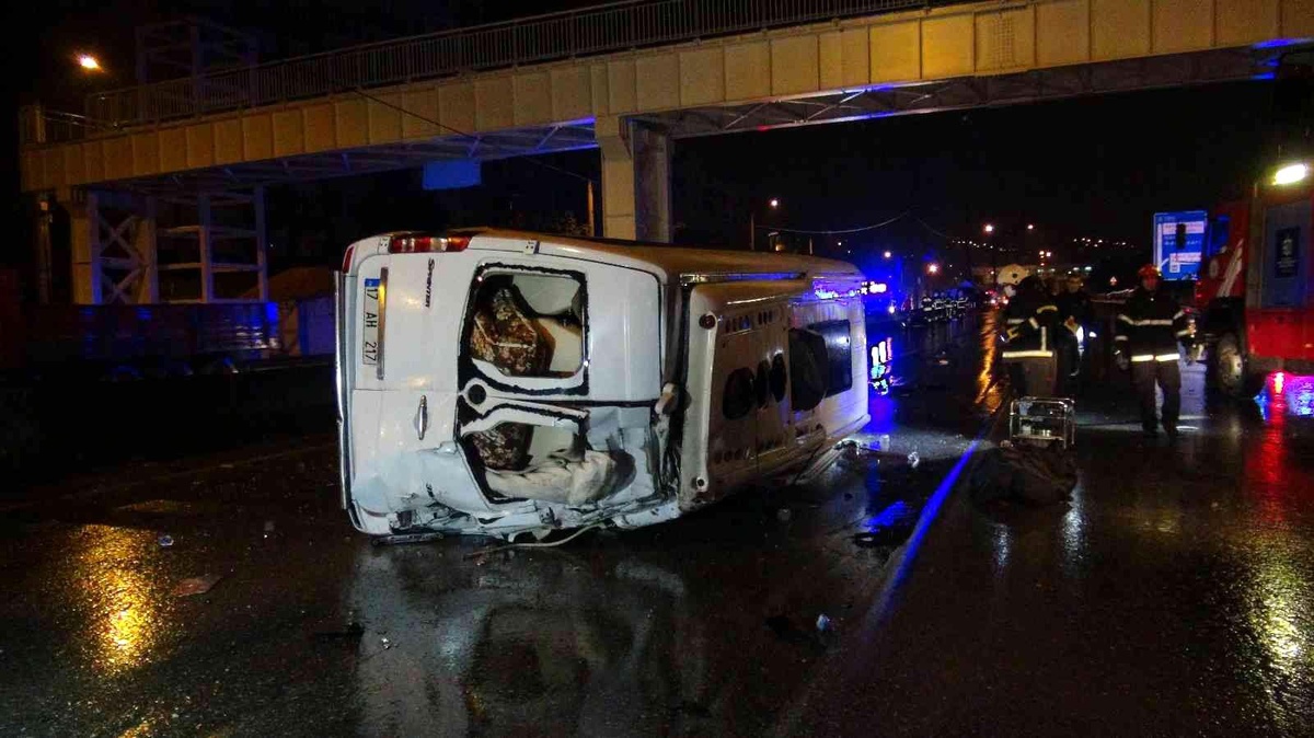 Kaza yapan servis minibüsüne akaryakıt tankeri çarptı: 1 ölü, 1 yaralı