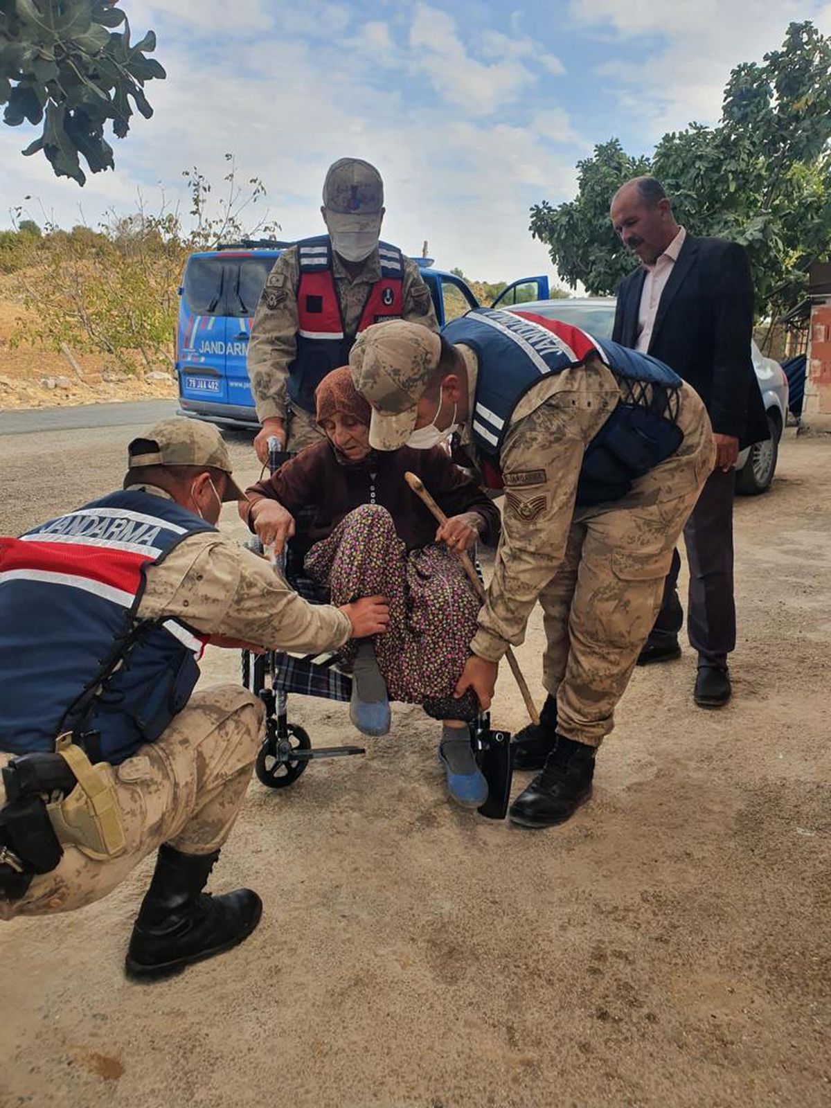 Son dakika gündem: Kilis İl Jandarma Komutanlığı 3 engelliye tekerlekli sandalye hediye etti