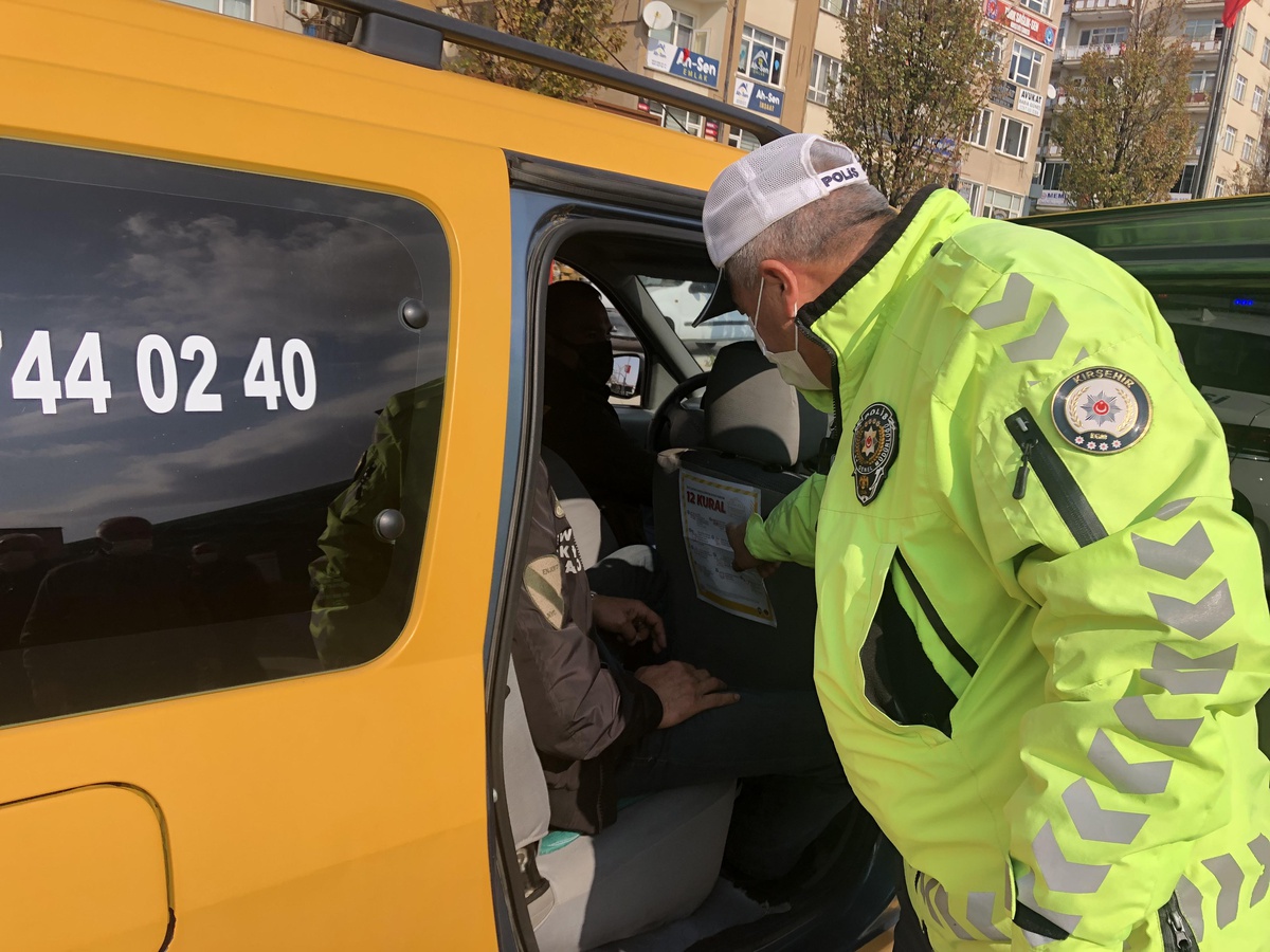 Kırşehir\'de taksi şoförlerine uyarıcı broşürler dağıtıldı