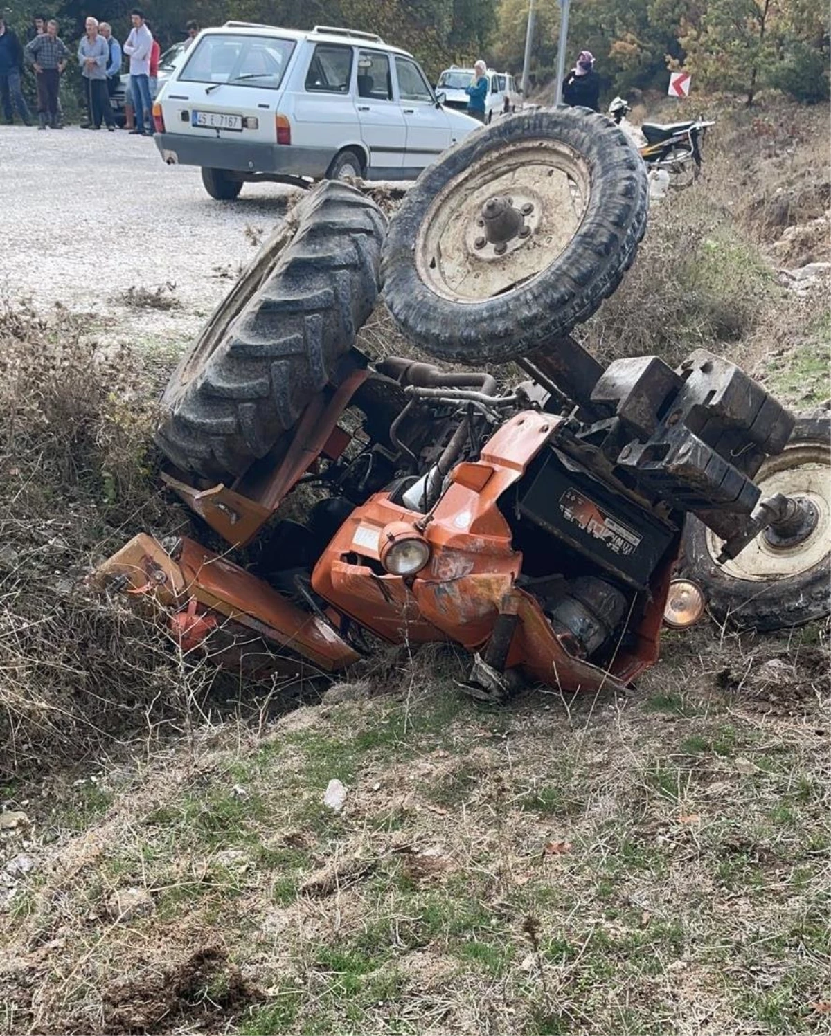 Manisa\'da şarampole yuvarlanan traktörün sürücüsü öldü