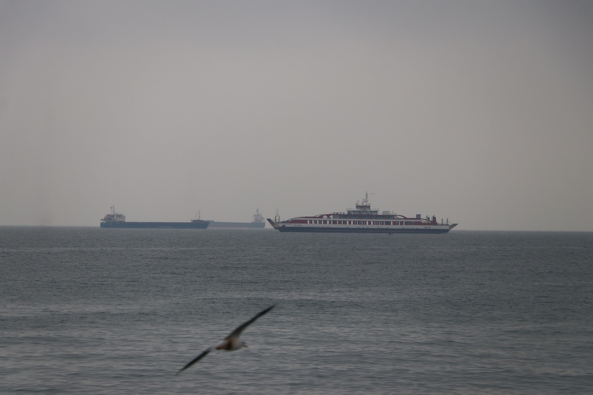 Marmara Denizi\'nde poyraz etkisini kaybetmesiyle trafik akışı başladı