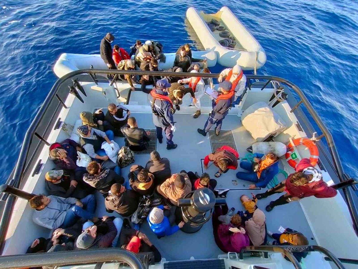 Marmaris\'te 80 düzensiz göçmen kurtarıldı