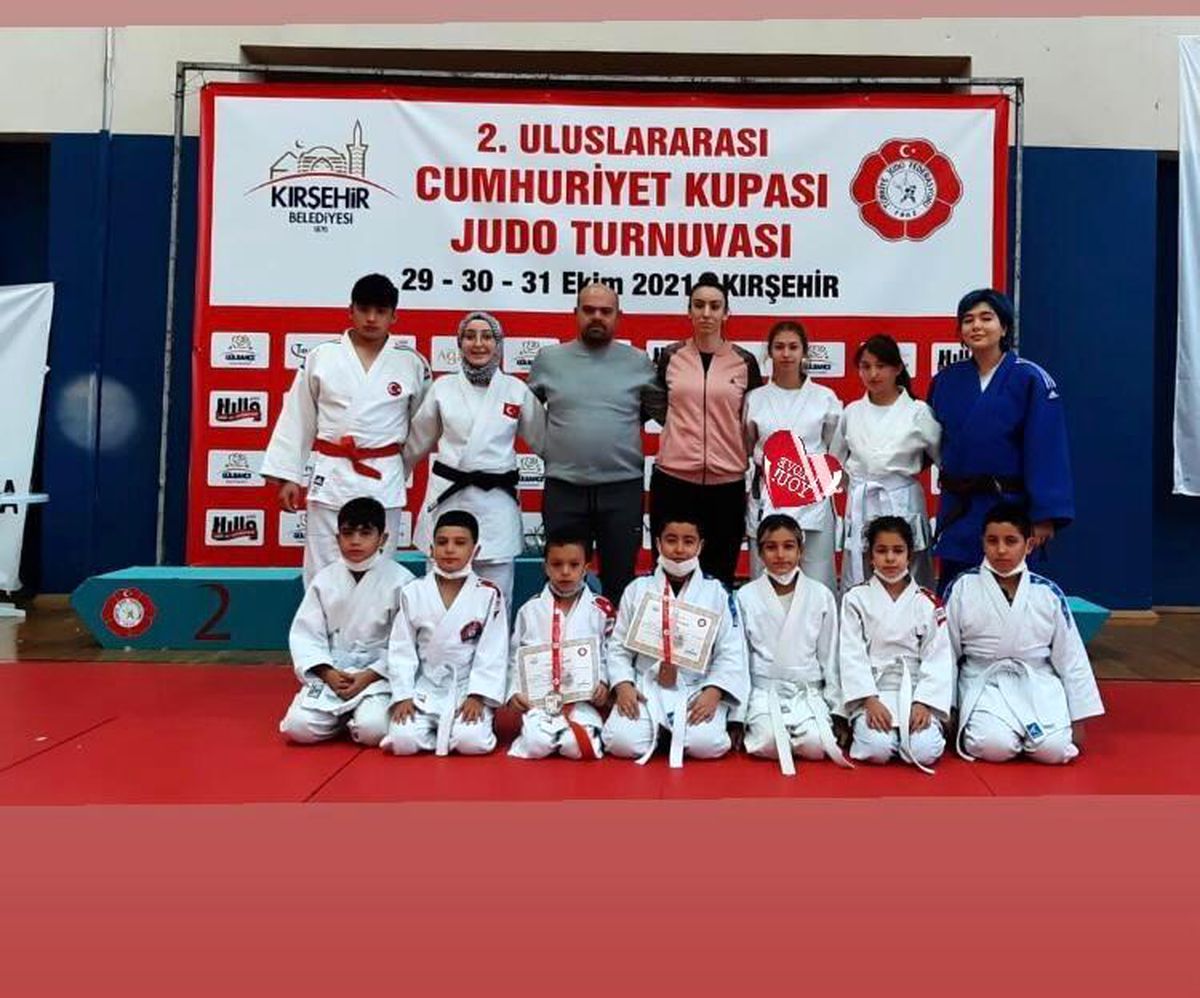 Minik judocular madalyayla döndü