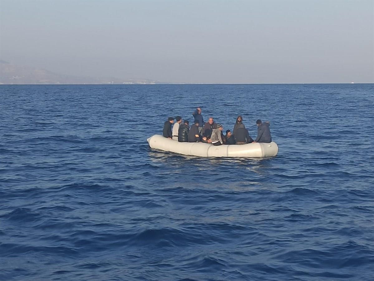 Muğla\'da lastik bottaki 21 düzensiz göçmen kurtarıldı