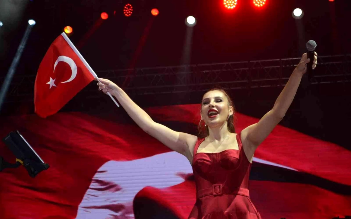 Osmaniye\'de Funda Arar ile Turgay Başyayla 29 Ekim Cumhuriyet Bayramı kutlamaları kapsamında konser verdi