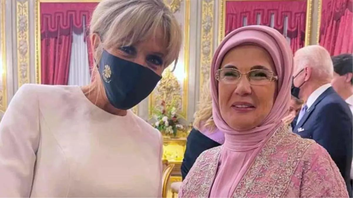 Türkiye-Fransa arasında "first lady" diplomasisi! Emine Erdoğan\'la Macron\'un eşinin yakın teması dikkat çekti