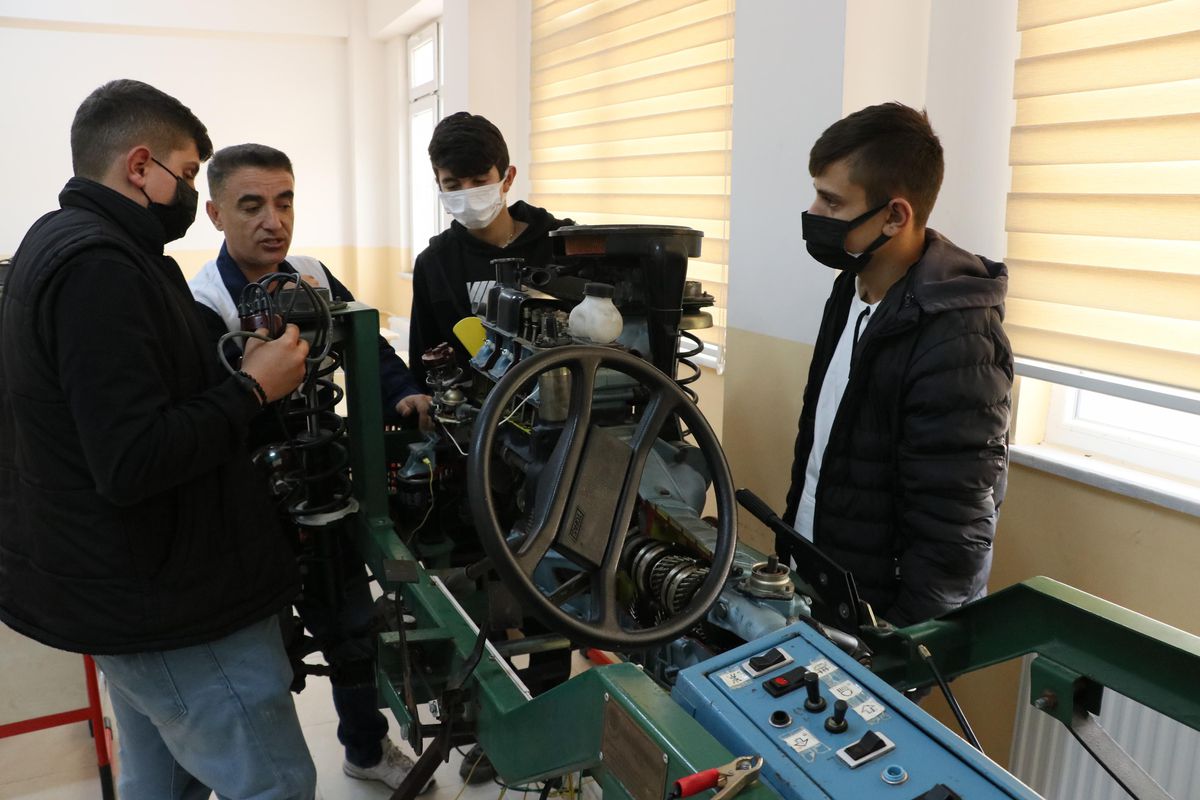 Sanayi sitesinin içindeki mesleki eğitim merkezi kalifiye eleman yetiştiriyor