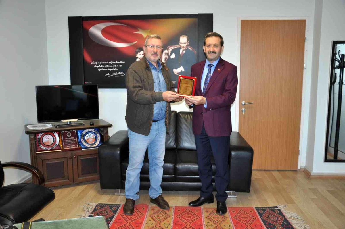Simav\'da İHA muhabirine teşekkür plaketi
