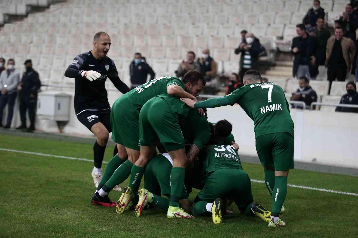 Spor Toto 1. Lig: Bursaspor: 2 Ankara Keçiörengücü: 0 (İlk yarı sonucu)