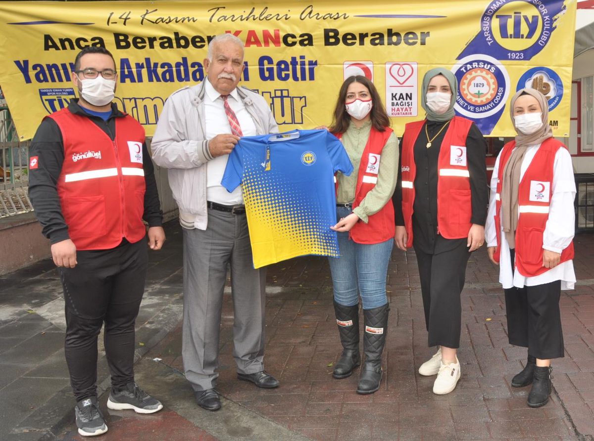 Tarsus\'ta kan bağışında bulunanlara forma hediye edildi