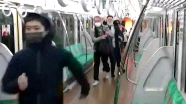 Tokyo'da Joker kılığındaki saldırgan trende 17 yolcuyu yaraladı: 'Cadılar Bayramı şakası zannettik'
