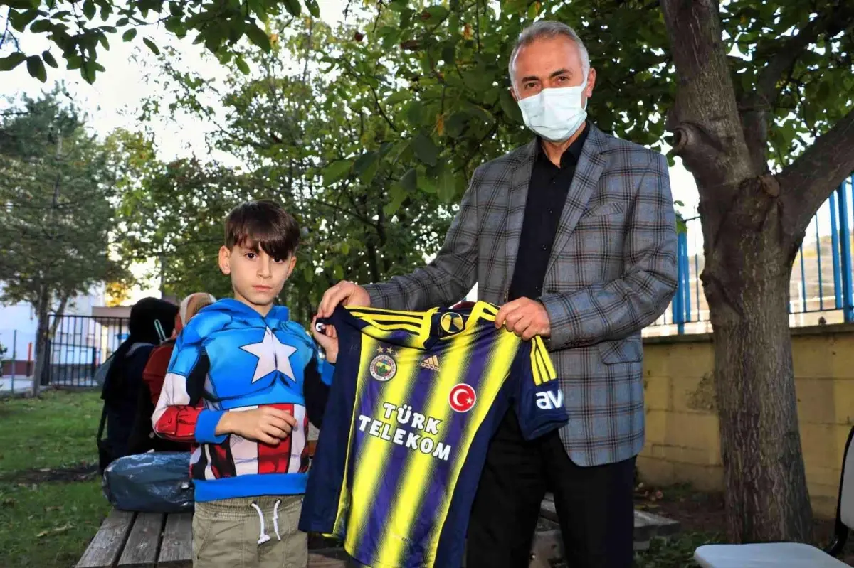 Trabzonsporlu Başkandan, Fenerbahçeli Mehmet Can\'a forma hediyesi