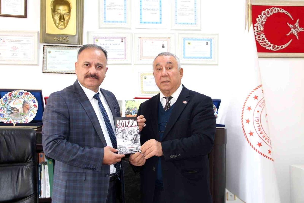 Ünsal, Soykırım kitabını Yolcu\'ya hediye etti