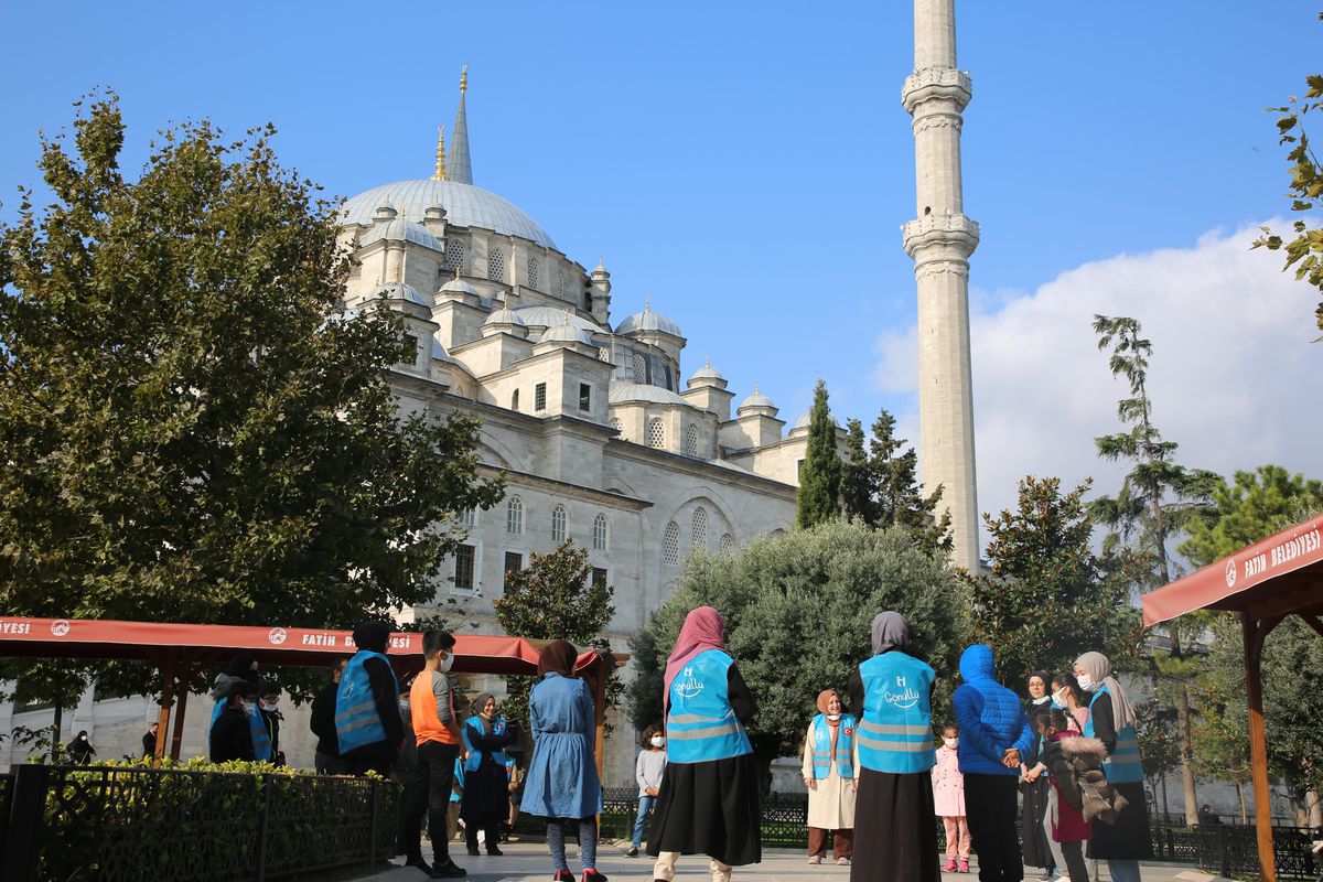 Yetim çocuklar "su ve mama" projesiyle sokak hayvanlarına sahip çıkıyor