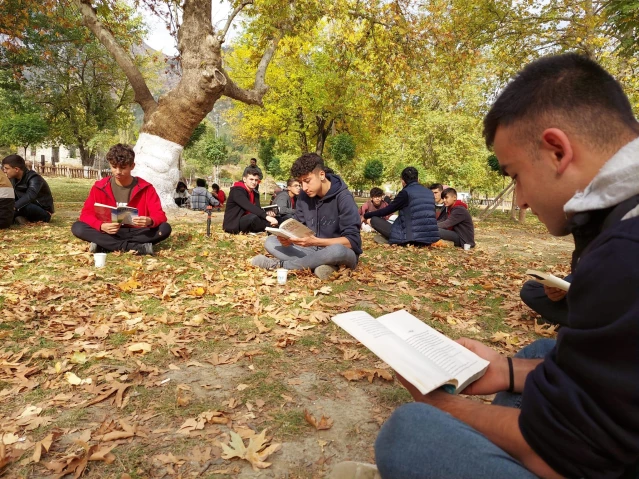 Adana'da Belemedik Tabiat Parkı'nda kitap okuma etkinliği yapıldı