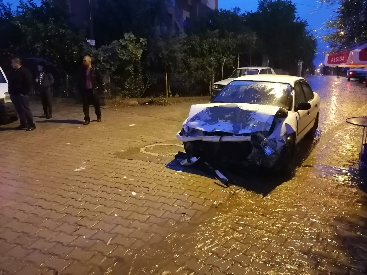 Adana\'da iki otomobil çarpıştı, 4 kişi yaralandı