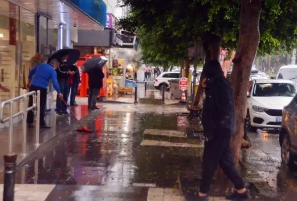 Adana'da sağanak hayatı olumsuz etkiledi