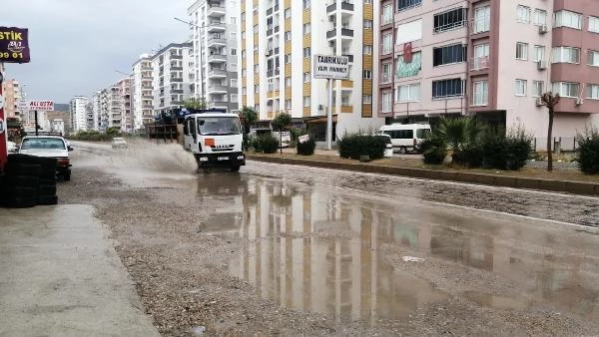Adana'da sağanak hayatı olumsuz etkiledi
