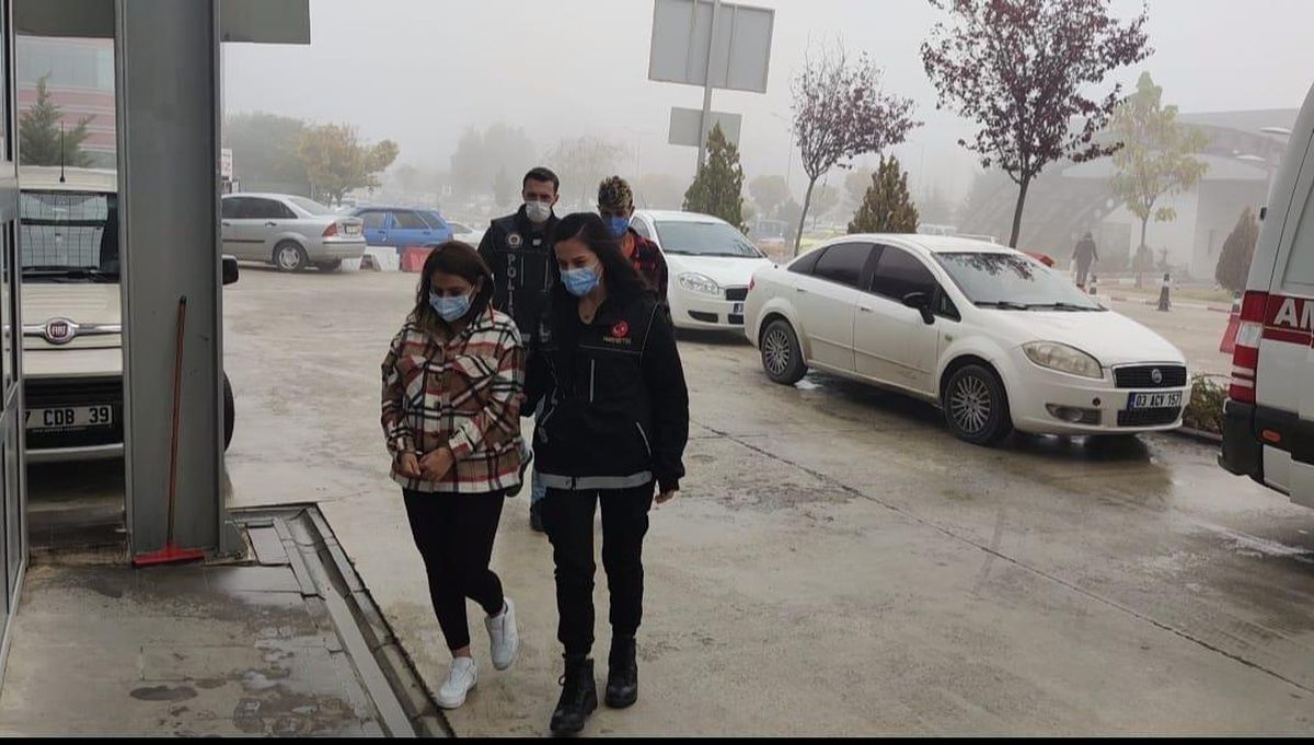 Afyonkarahisar\'da hoparlörün içerisine gizledikleri 2 kilogram uyuşturucuyla yakalanan 2 zanlı tutuklandı