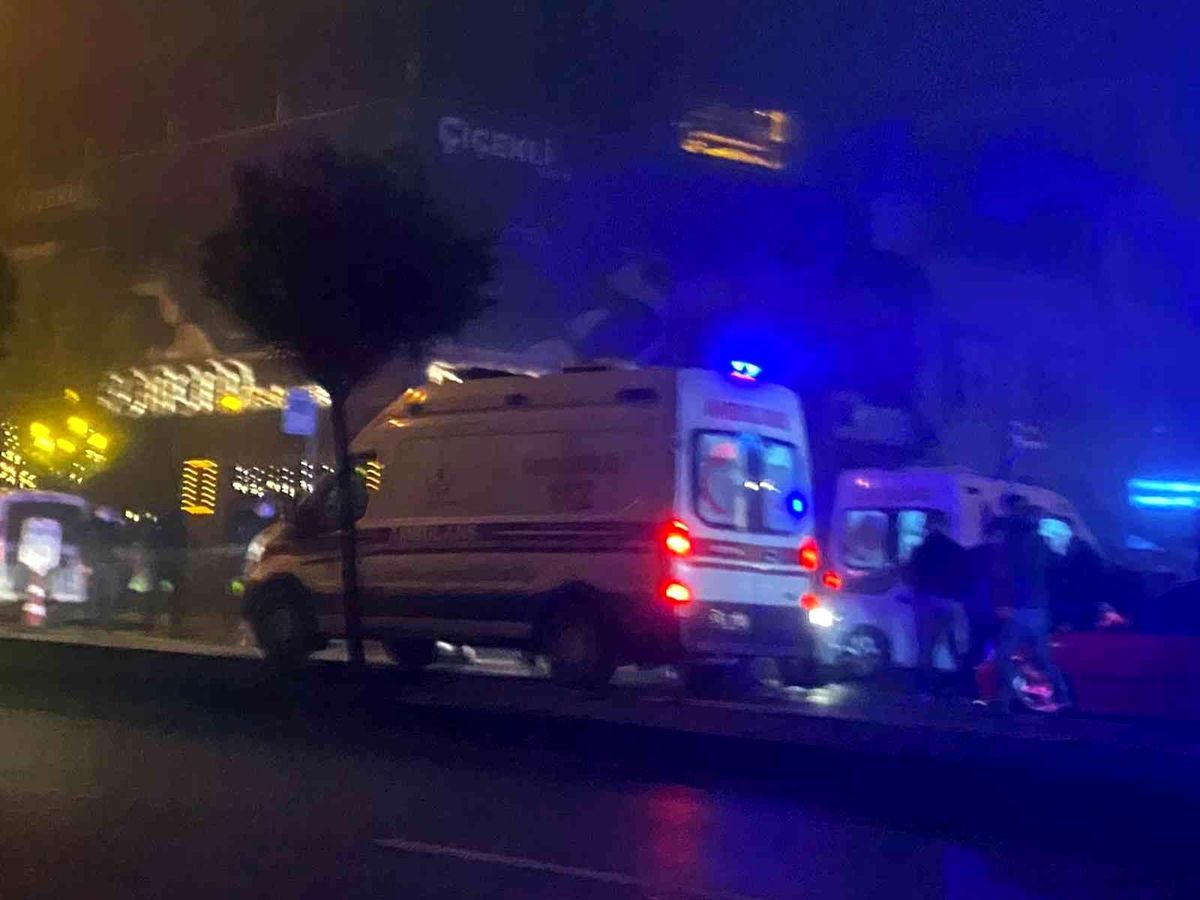 Alkollü eğlence mekanı önünde silahlı kavga: 3 yaralı