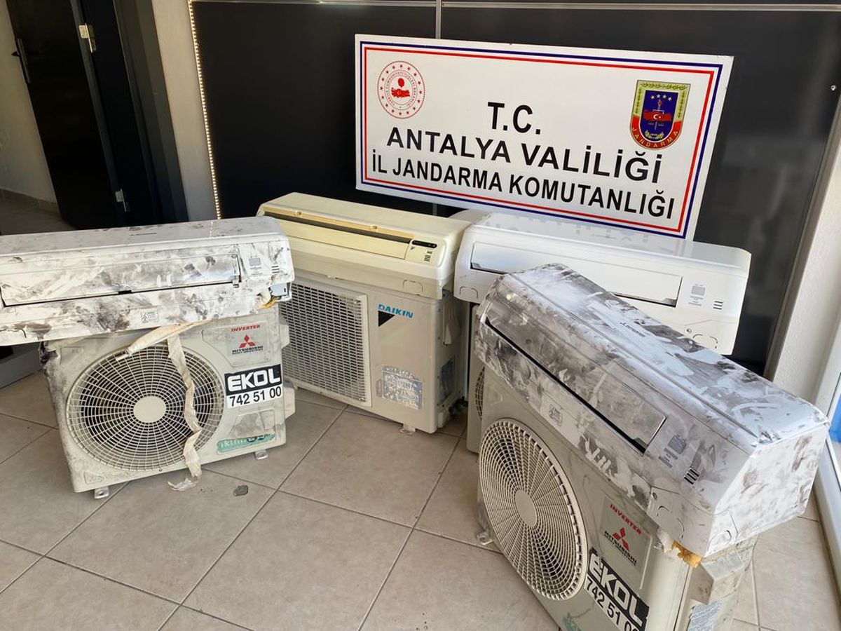 Antalya\'da evlerden hırsızlık yaptıkları iddiasıyla 4 şüpheli yakalandı