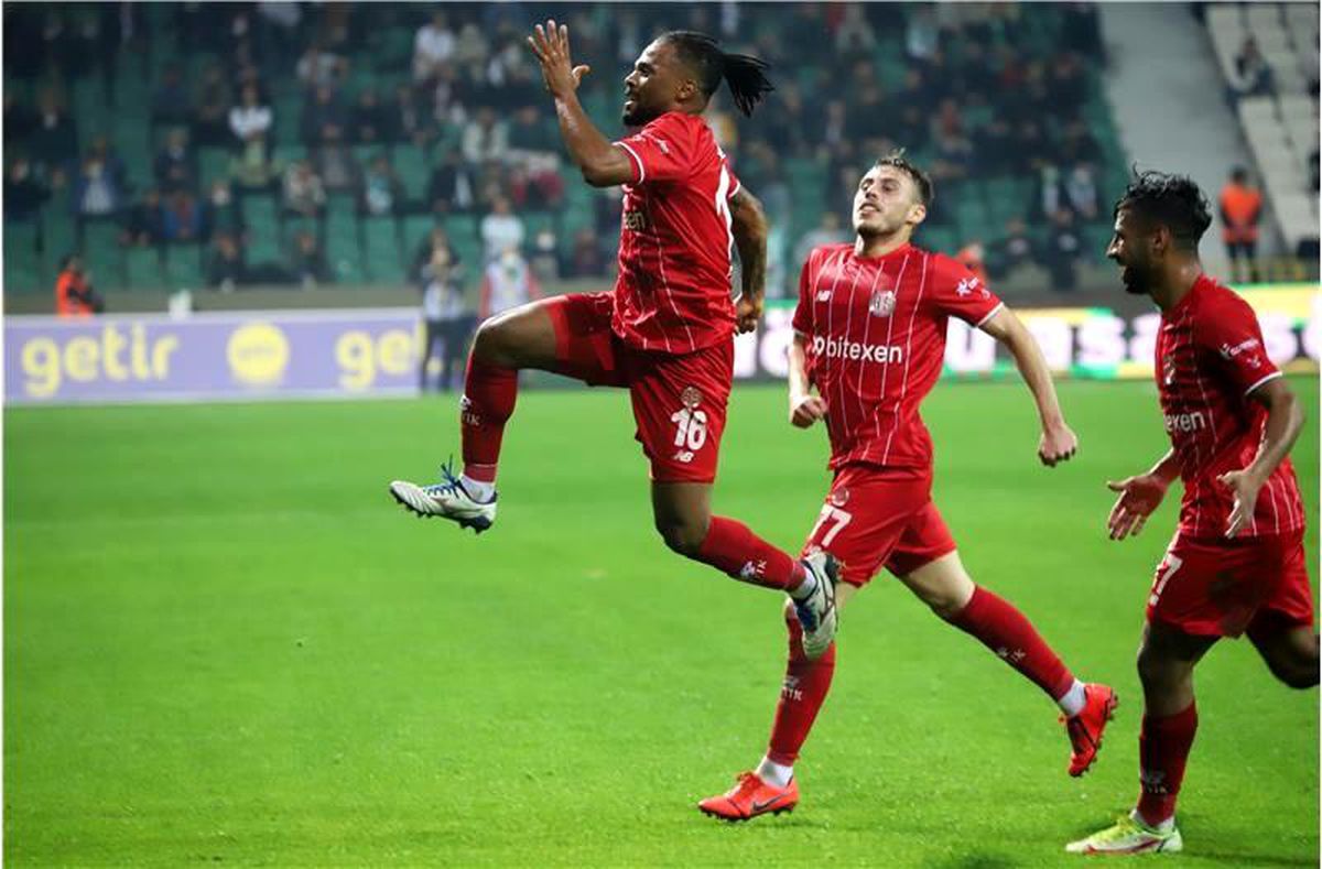 Antalyaspor\'da ilk deplasman galibiyeti sevinci