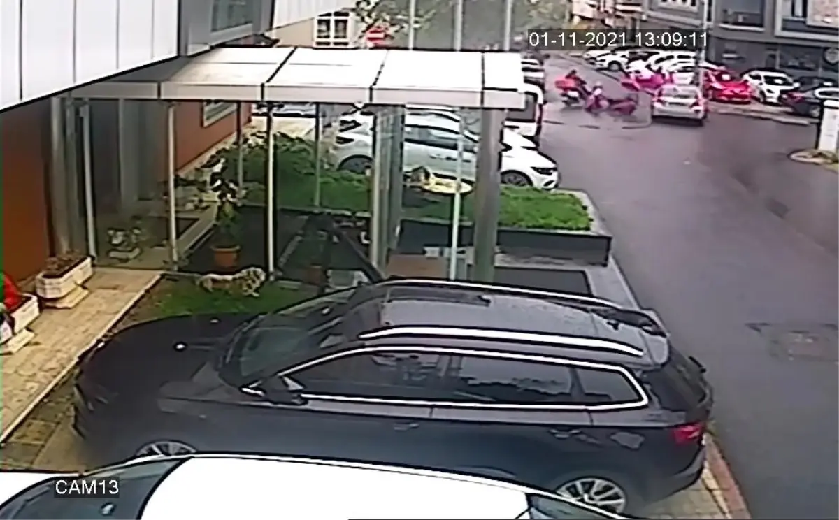 Ataşehir\'de motokuryenin metrelerce savrulduğu kaza kamerada