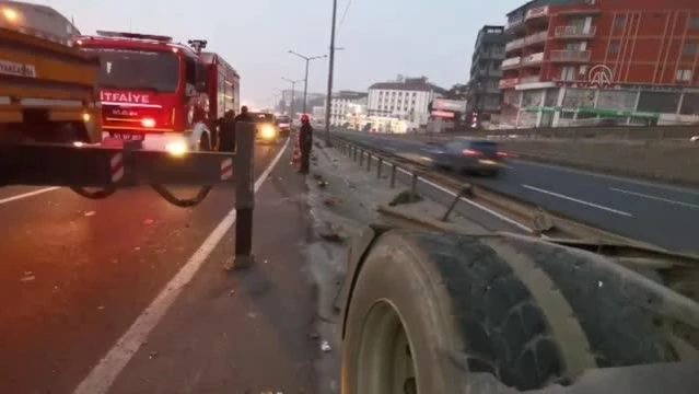 Bariyerlere çarpan tır D-100 kara yolunda trafiği aksattı