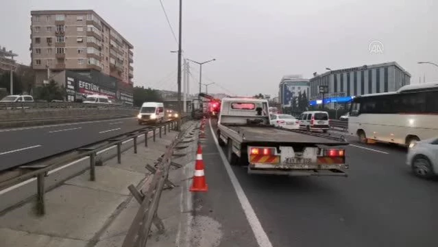 Bariyerlere çarpan tır D-100 kara yolunda trafiği aksattı