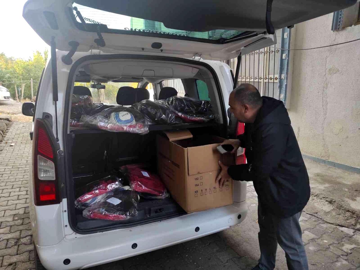 Son dakika haber... Batman\'da şehit ve gazi çocuklarına giyim ve kırtasiye yardımı yapıldı